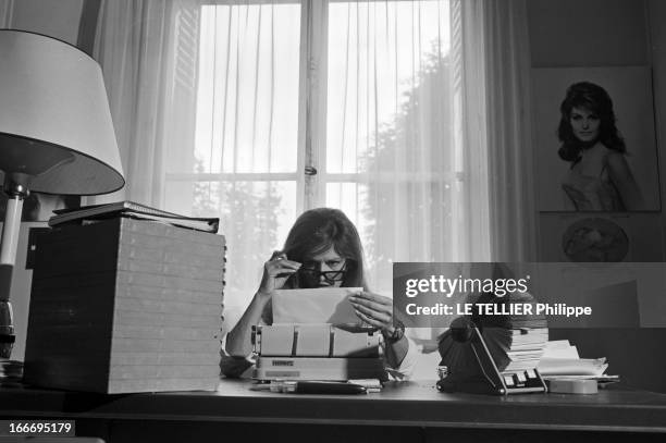 Meeting With Singer Dalida Rehearsing For The Olympia. Le 04 octobre 1967, la chanteuse Dalida se produit a l'Olympia, Dans son bureau, devant une...