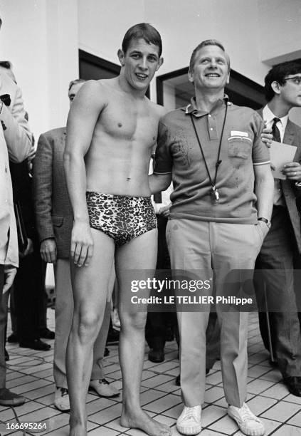 Swimmer Francis Luyce. En juillet 1967, le nageur français Fancis LUYCE, souriant, avec un maillot de bain léopard, torse nu, bras dessus bras...