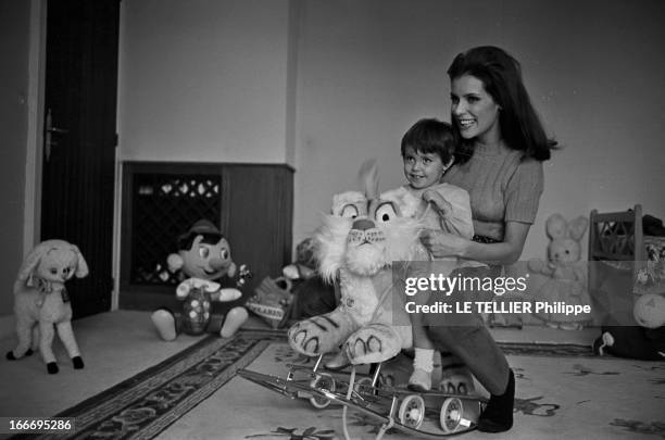 Rendezvous With Daniele Gaubert. France, Authouillet, janvier 1967, la comédienne française Danièle GAUBERT s'apprête à tourner à nouveau dans le...