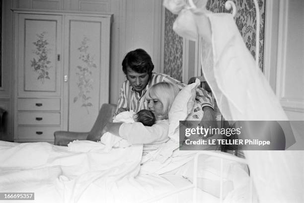 Birth Of David, Son Of Johnny Hallyday And Sylvie Vartan. France, Boulogne-Billancourt, 16 août 1966, à la clinique du Belvédère, la chanteuse Sylvie...