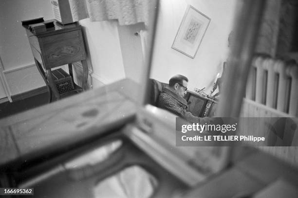 Rendezvous With Georges Simenon In His Porperty Of Epalinges. En mars 1967, reflet dans un miroir de l'écrivain, Georges SIMENON, dans le salon de sa...