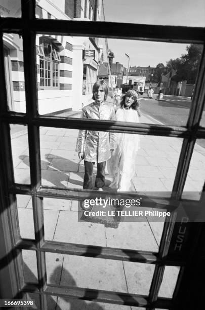 Jane Birkin And John Crittle In London. Angleterre, Londres, 28 septembre 1967, un couple de mannequins habillés à la mode hippie dans la rue, vu à...