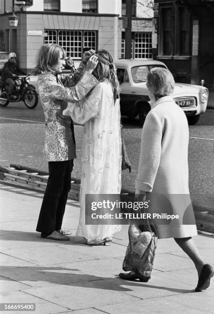 Jane Birkin And John Crittle In London. Angleterre, Londres, 28 septembre 1967, un couple de mannequins habillés à la mode hippie dans la rue,...