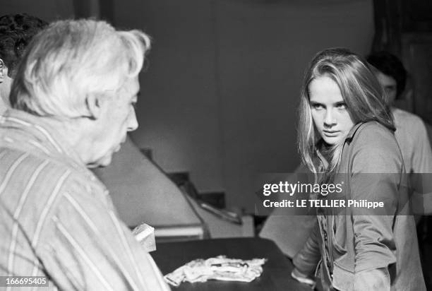 Shooting Of The Film 'Une Femme Douce' By Robert Bresson With Dominique Sanda. En novembre 1968, le réalisateur Robert BRESSON dirigeant l'actrice...