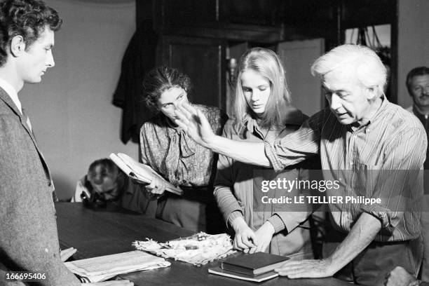 Shooting Of The Film 'Une Femme Douce' By Robert Bresson With Dominique Sanda. En novembre 1968, le réalisateur Robert BRESSON dirigeant l'actrice...