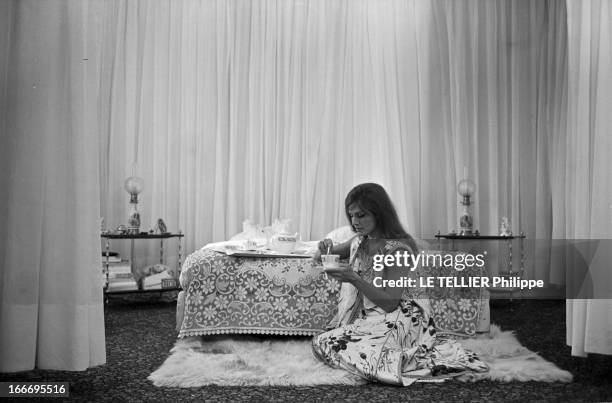 Meeting With Singer Dalida Rehearsing For The Olympia. Le 04 octobre 1967, la chanteuse DALIDA se produit a l'Olympia, Avant le spectacle, chez elle,...