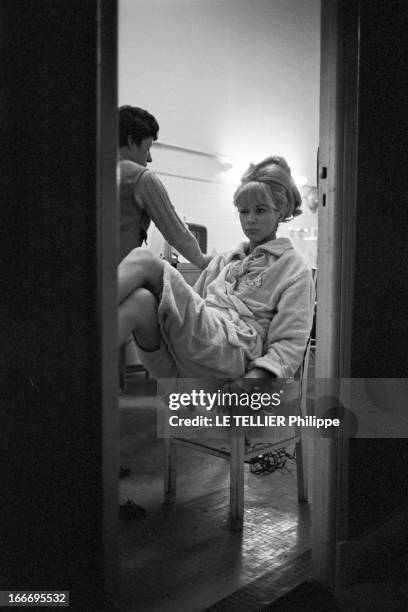 Close-Up Of Mireille Darc. France, 3 mars 1966, l'actrice Mireille DARC, après 10 ans de carrière, accède enfin au rang de star du grand écran avec...