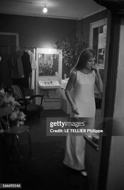 Meeting With Singer Dalida Rehearsing For The Olympia. Le 04 octobre 1967, la chanteuse DALIDA se produit a l'Olympia. Ici, juste avant le spectacle,...