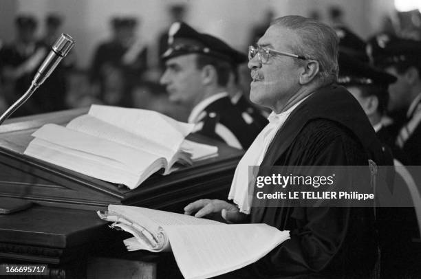 Trial Of The Mafia. Les 8 novembre 1967 dans la salle de gymnastique d'une école à Catanzaro, en Calabre, en Italie, cent huit siciliens appartenant...