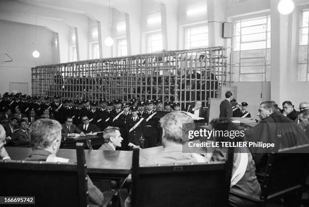 Trial Of The Mafia. Les 8 novembre 1967 dans la salle de gymnastique d'une école à Catanzaro, en Calabre, en Italie, cent huit siciliens appartenant...