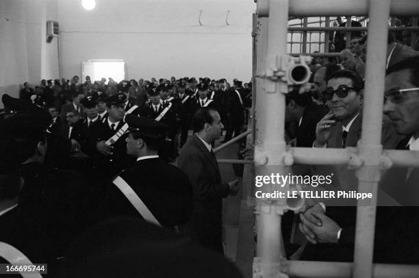 Trial Of The Mafia. Les 8 novembre 1967 dans la salle de gymnastique d'une école à Catanzaro, en Calabre, en Italie, cent huit siciliens appartenant...