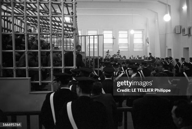 Trial Of The Mafia. Les 8 novembre 1967 dans la salle de gymnastique d'une école à Catanzaro, en Calabre, en Italie, cent huit siciliens appartenant...