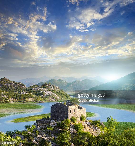 a stunning image skadar lake in montenegro - 蒙特內哥羅 個照片及圖片檔