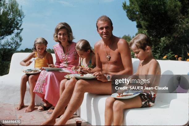 Juan Carlos Succeeded To The Head Of Spain At The Death Of Franco. Le prince JUAN CARLOS déjeunant au bord de la piscine de sa maison LA CORUNA à...