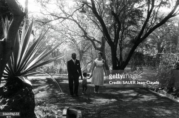 Leopold Senghor At Home With Family. Léopold SENGHOR se promenant dans le parc de sa demeure avec son épouse Colette , tous deux donnant la main à...