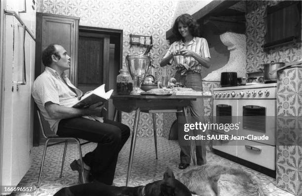 Claudia Cardinale And Companion Pasquale Squitieri At Home In Italy. Claudia CARDINALE avec son compagnon Pasquale SQUITIERI dans sa villa de Santa...