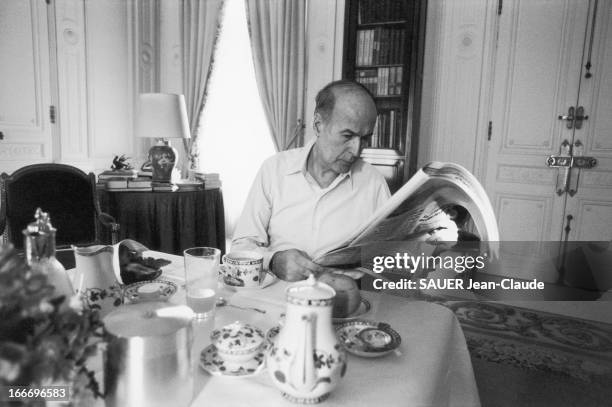 Valery Giscard D'Estaing At The Elysee. Le président Valéry GISCARD D'ESTAING lit la presse en prenant son petit déjeuner dans la salle à manger de...