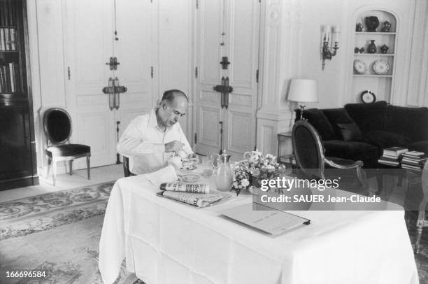 Valery Giscard D'Estaing At The Elysee. Le président Valéry GISCARD D'ESTAING lit la presse en prenant son petit déjeuner dans la salle à manger de...