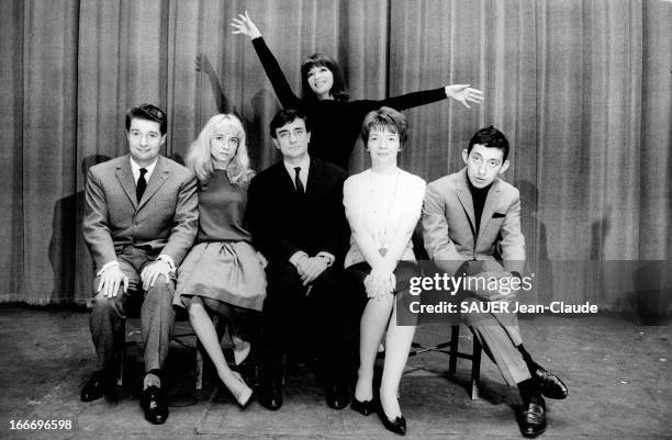 Juliette Greco Poses With The Authors Of Her Songs. La nouvelle Juliette GRECO, entourée par les auteurs de ses chansons, joue à guichets fermés à...