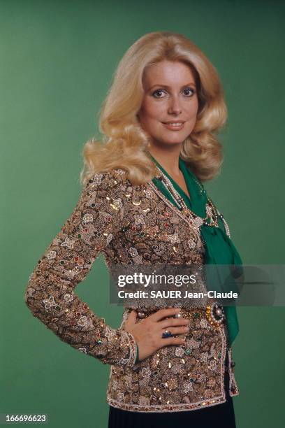 Rendezvous With Catherine Deneuve. Photo studio : attitude souriante de Catherine DENEUVE une main sur la hanche..