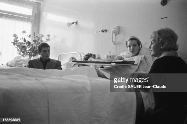 Romy Schneider At A Private Hospital. Le 14 mars 1961, Romy SCHNEIDER est hospitalisée à la clinique Ambroise PARÉ de NEUILLY-SUR-SEINE pour une...