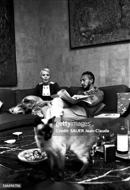 Rendezvous With Romain Gary And Jean Seberg. Romain GARY barbu lisant le journal assis sur un canapé aux côtés de son épouse Jean SEBERG caressant un...