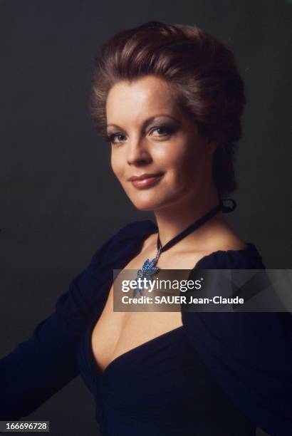 Photo Studio Of Romy Schneider. Nouvelle coiffure pour Romy SCHNEIDER par ALEXANDRE : plan de trois-quarts souriant de l'actrice les cheveux courts,...