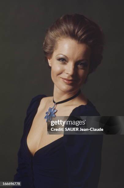 Photo Studio Of Romy Schneider. Nouvelle coiffure pour Romy SCHNEIDER par ALEXANDRE : plan de face souriant de l'actrice les cheveux courts, un...