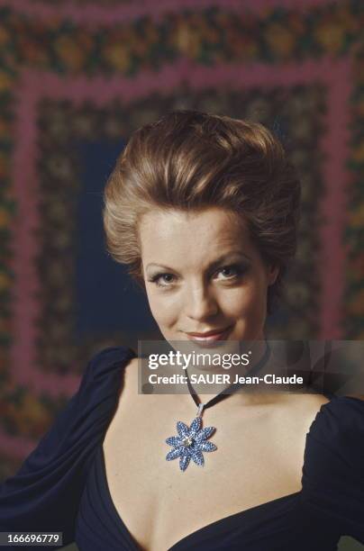 Photo Studio Of Romy Schneider. Nouvelle coiffure pour Romy SCHNEIDER par ALEXANDRE : plan de face souriant de l'actrice les cheveux courts, un...