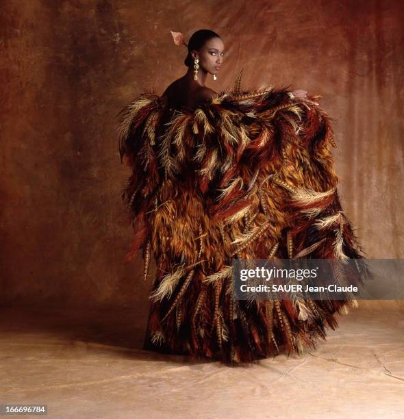 Winter Couture Collection Of Yves Saint Laurent. Photo studio : attitude de KATOUCHA portant un long manteau en plumes de faisan et de vautour d'Yves...