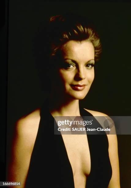 Photo Studio Of Romy Schneider. Nouvelle coiffure pour Romy SCHNEIDER par ALEXANDRE : plan de face souriant de l'actrice les cheveux courts, en robe...