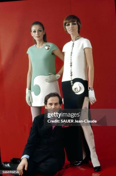 Pierre Cardin At The Conquest Of The United States. La mode Pierre CARDIN, qui pose ici avec deux modèle best-sellers : la robe géométrique, à g., et...