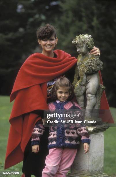 Claudia Cardinale And Daughter Claudia At Home In Italy. Claudia CARDINALE et sa fille Claudia SQUITIERI, 5 ans et demi, chez elles à la villa Santa...