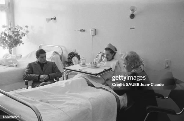 Romy Schneider At A Private Hospital. Le 14 mars 1961, Romy SCHNEIDER est hospitalisée à la clinique Ambroise PARÉ de NEUILLY-SUR-SEINE pour une...