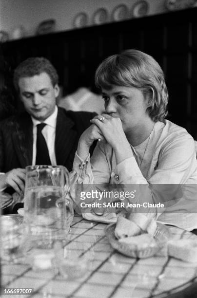 Jeanne Moreau And Jean-Louis Richard At A Restaurant. Bordeaux, 3 mars 1960 : Jeanne MOREAU et Jean-Louis RICHARD, dont elle vit séparée, ensemble...
