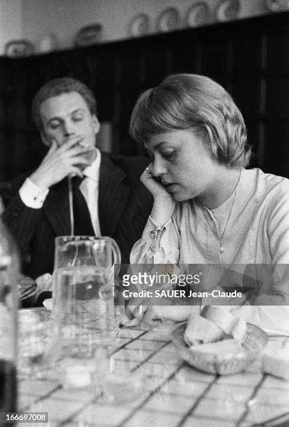 Jeanne Moreau And Jean-Louis Richard At A Restaurant. Bordeaux, 3 mars 1960 : Jeanne MOREAU et Jean-Louis RICHARD, dont elle vit séparée, ensemble...
