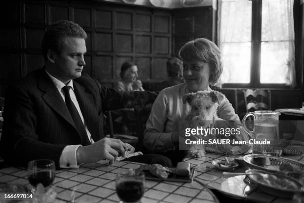 Jeanne Moreau And Jean-Louis Richard At A Restaurant. Bordeaux, 3 mars 1960 : Jeanne MOREAU et Jean-Louis RICHARD, dont elle vit séparée, déjeunent...