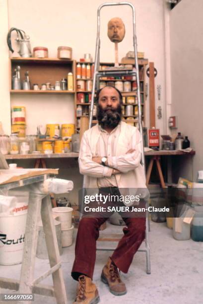 Sculptor Cesar In His Workshop In Montparnasse. Le sculpteur CESAR produit une série d'autoportraits en pain avec le concours du boulanger parisien...