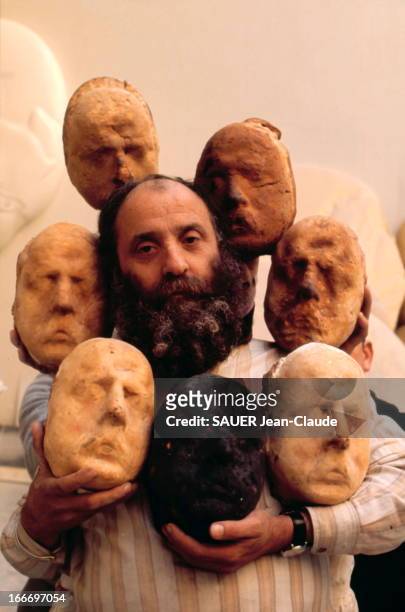 Sculptor Cesar In His Workshop In Montparnasse. Le sculpteur CESAR produit une série d'autoportraits en pain avec le concours du boulanger parisien...