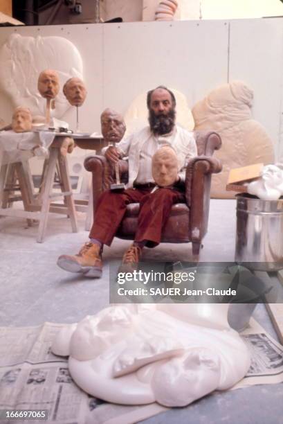 Sculptor Cesar In His Workshop In Montparnasse. Le sculpteur CESAR produit une série d'autoportraits en pain avec le concours du boulanger parisien...