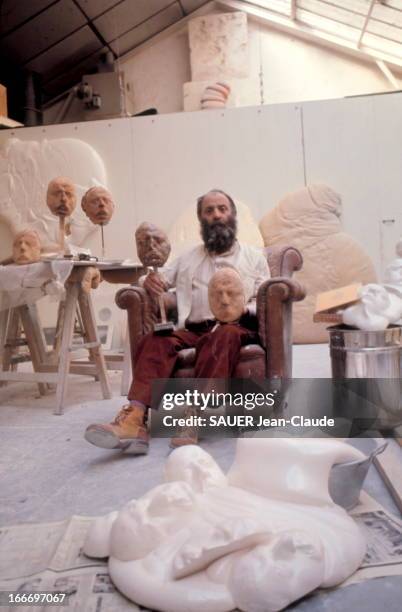 Sculptor Cesar In His Workshop In Montparnasse. Le sculpteur CESAR produit une série d'autoportraits en pain avec le concours du boulanger parisien...