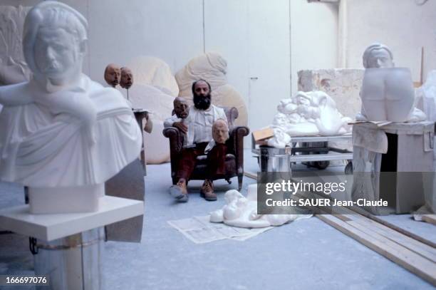 Sculptor Cesar In His Workshop In Montparnasse. Le sculpteur CESAR produit une série d'autoportraits en pain avec le concours du boulanger parisien...