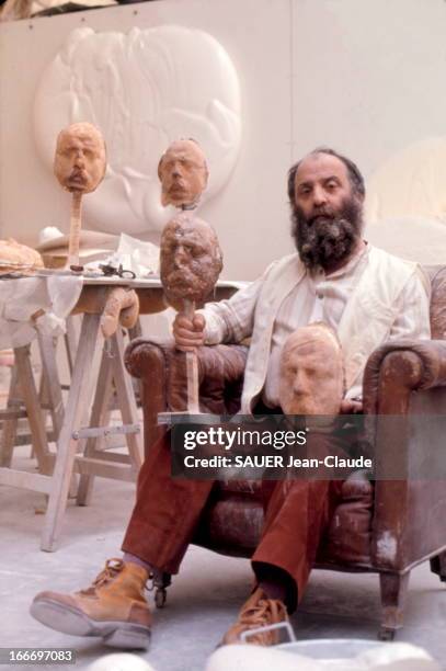 Sculptor Cesar In His Workshop In Montparnasse. Le sculpteur CESAR produit une série d'autoportraits en pain avec le concours du boulanger parisien...