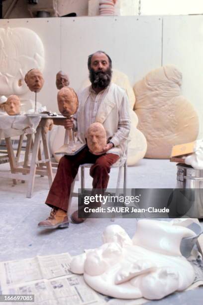 Sculptor Cesar In His Workshop In Montparnasse. Le sculpteur CESAR produit une série d'autoportraits en pain avec le concours du boulanger parisien...