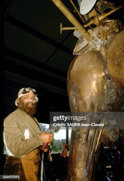 Cesar Sculpted 'Le Centaure' In Homage To Picasso. Bréauté-Beuzeville, août 1985 : le sculpteur CESAR sculpte 'Le CENTAURE' dans l'atelier de la...