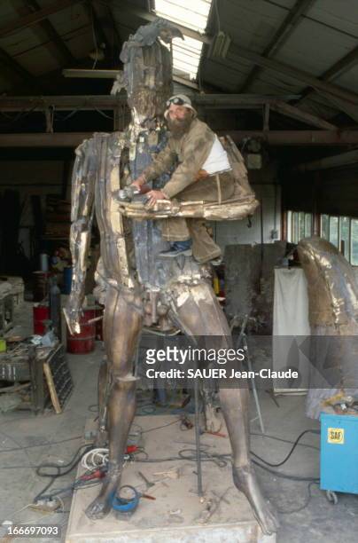Cesar Sculpted 'Le Centaure' In Homage To Picasso. Bréauté-Beuzeville, août 1985 : le sculpteur CESAR sculpte 'Le CENTAURE' dans l'atelier de la...