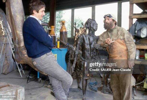 Cesar Sculpted 'Le Centaure' In Homage To Picasso. Bréauté-Beuzeville, août 1985 : le sculpteur CESAR sculpte 'Le CENTAURE' dans l'atelier de la...