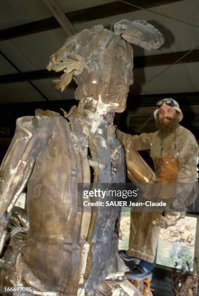 Cesar Sculpted 'Le Centaure' In Homage To Picasso. Bréauté-Beuzeville, août 1985 : le sculpteur CESAR sculpte 'Le CENTAURE' dans l'atelier de la...