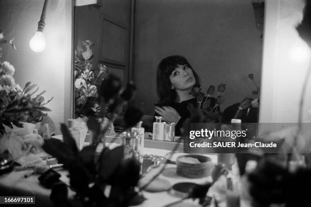 Juliette Greco At Bobino. Juliette GRECO dans sa loge de Bobino : son reflet dans le miroir..