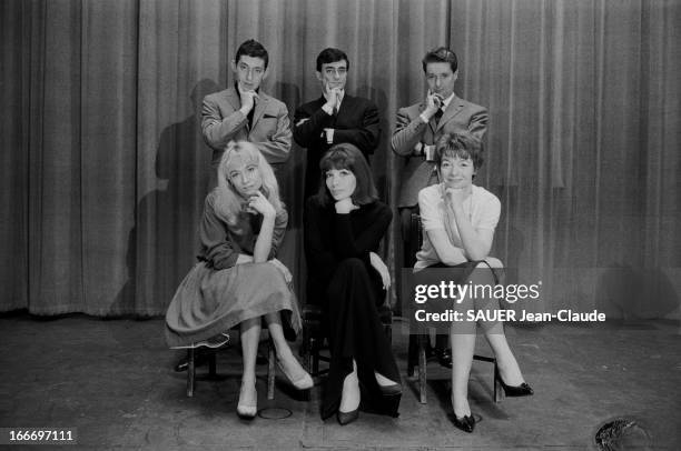 Juliette Greco Poses With The Authors Of Her Songs. La nouvelle Juliette GRECO, entourée par les auteurs de ses chansons, joue à guichets fermés à...